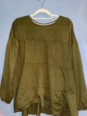 Daytrip Olive Green Tiered Babydoll Top (Size Medium)